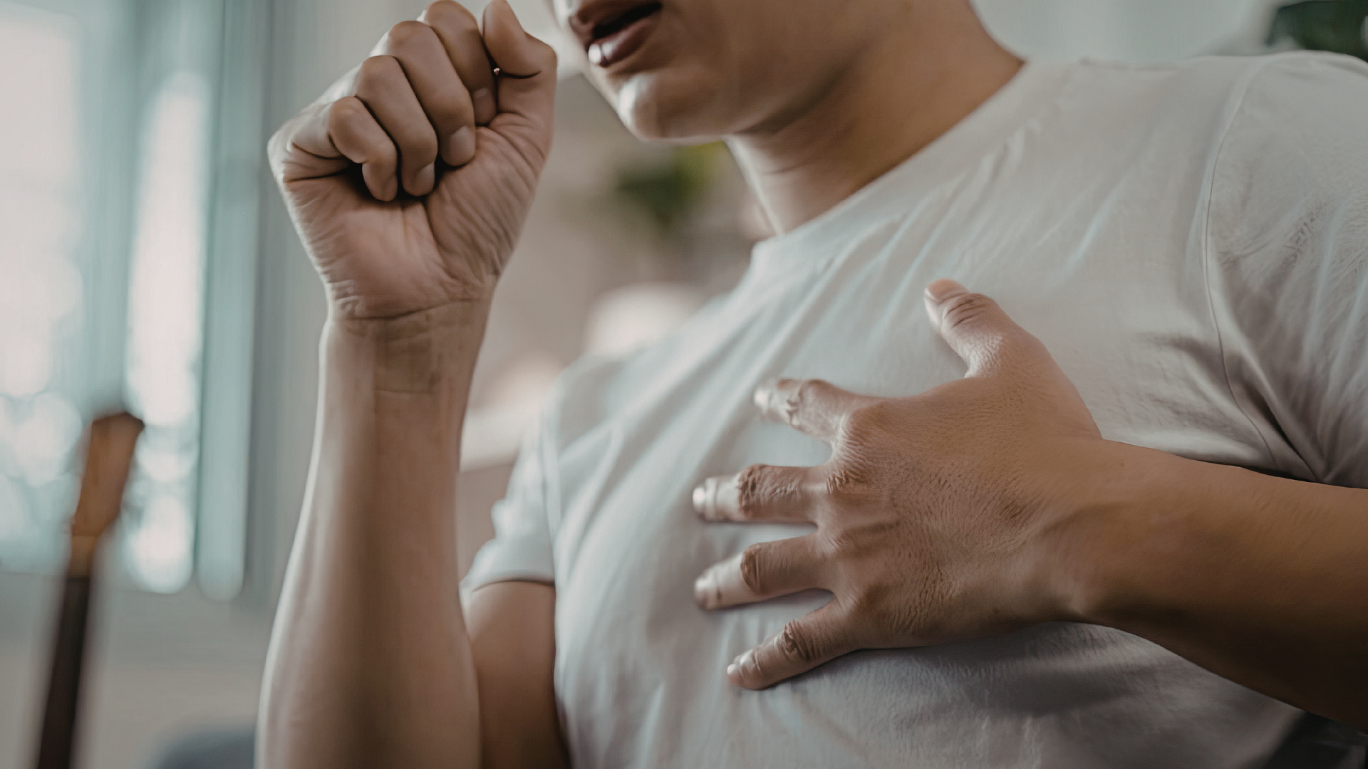 Uomo con la mano sul petto che avverte un battito irregolare, possibile extrasistole