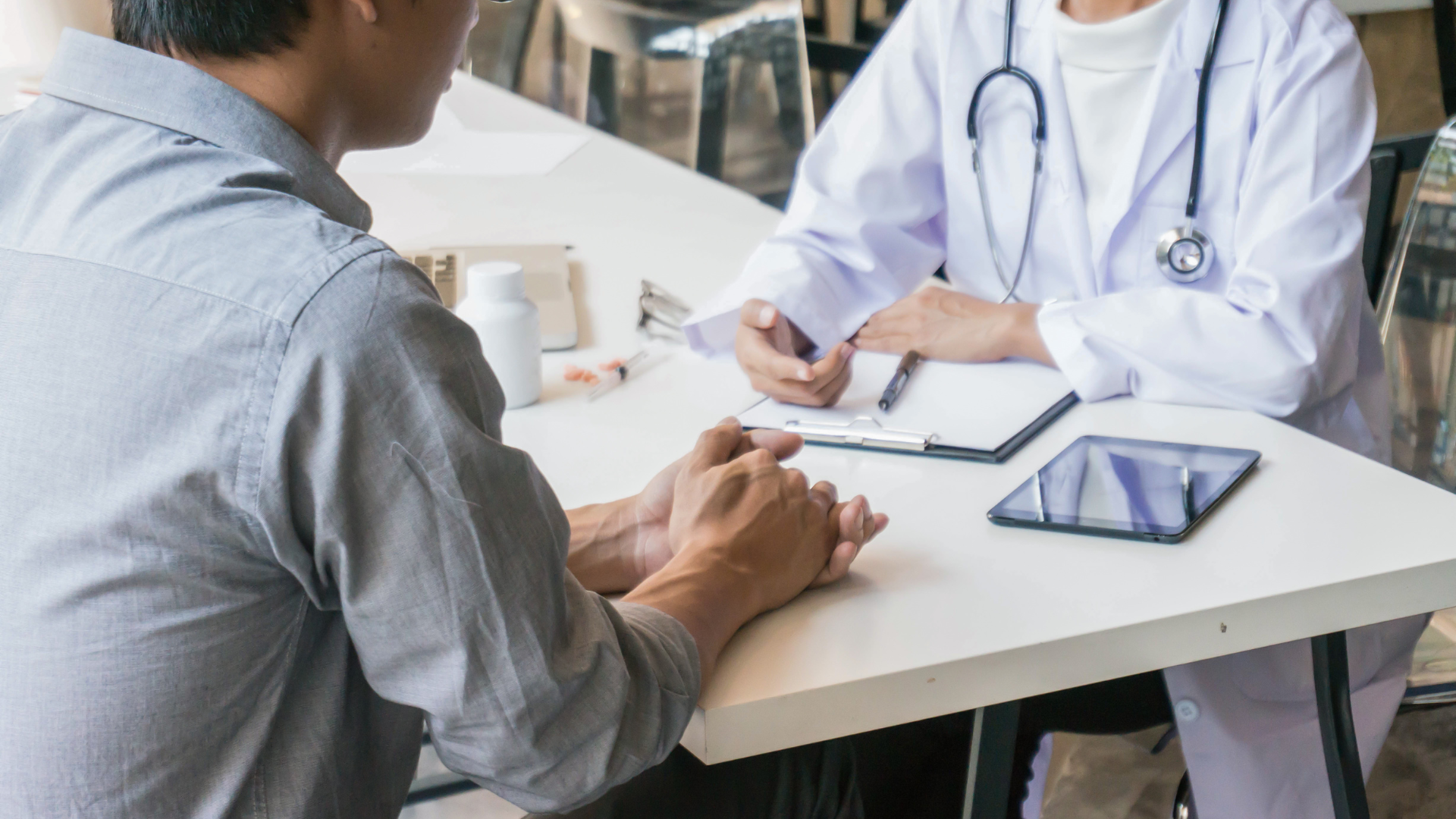 Cardiologo che esegue un ecocardiogramma per valutare il prolasso della valvola mitrale